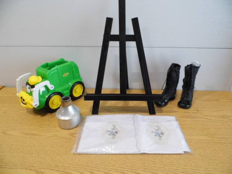Tonka - Easel - Books - Trumpet Mute