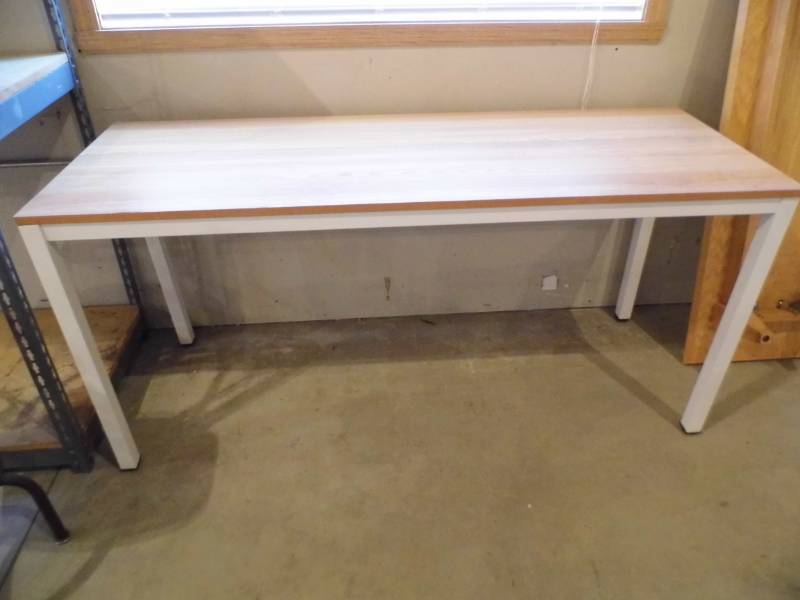 Table w Metal Legs