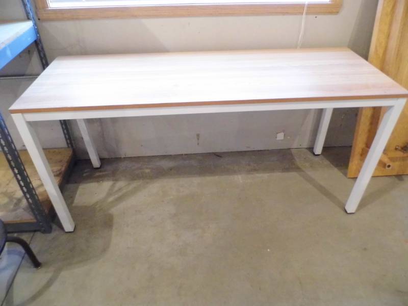 Table w Metal Legs