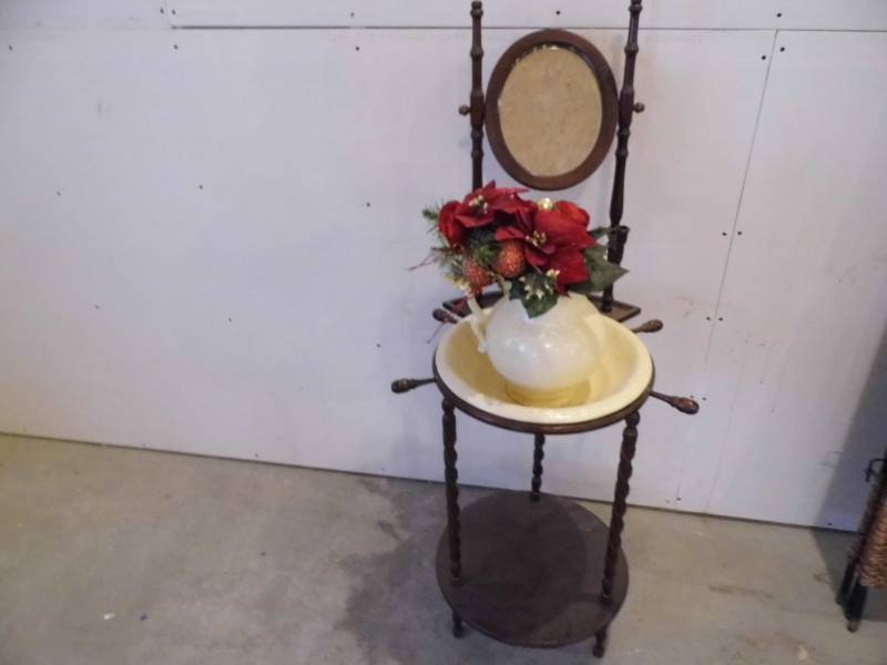Washstand w Pitcher & Bowl