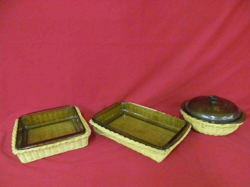 lot 6 image: Pyrex baking dishes