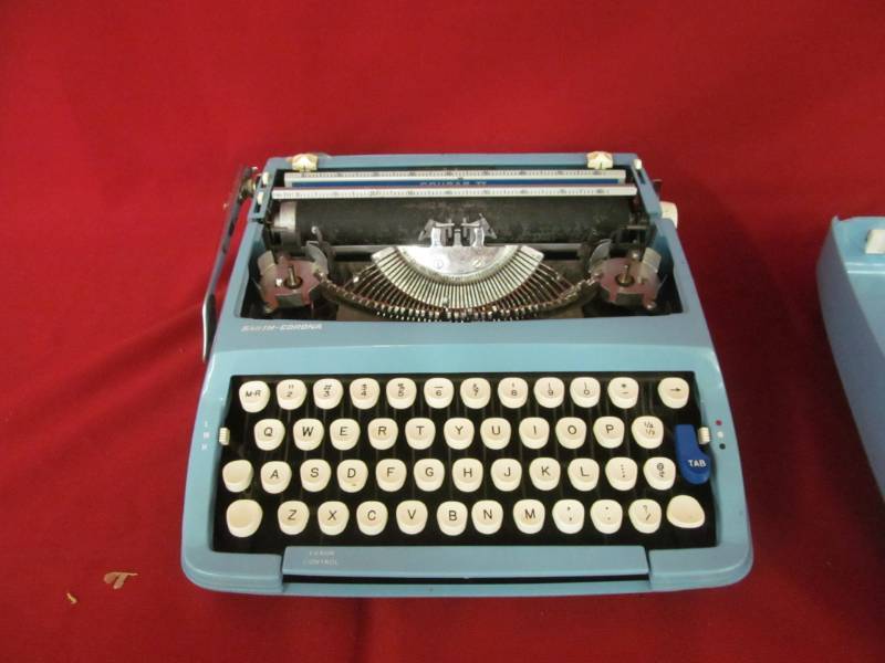 lot 15 image: Cougar II Smith Corona Typewriter
