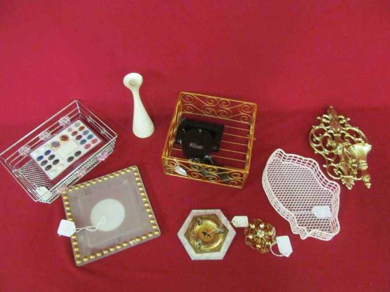lot 20 image: wall dcor