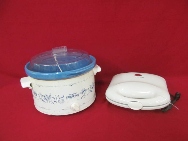 lot 24 image: Rival crockpot, Essential Home sandwich maker
