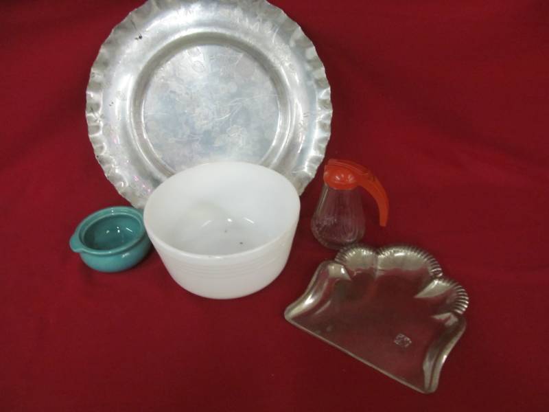 lot 49 image: vintage syrup dispenser, vintage Pyrex mixing bowl