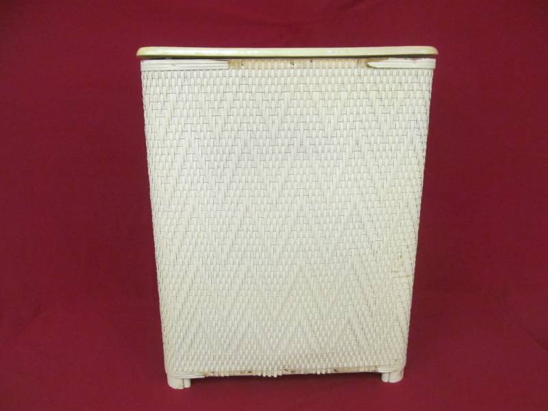 lot 64 image: Hawkeye hamper