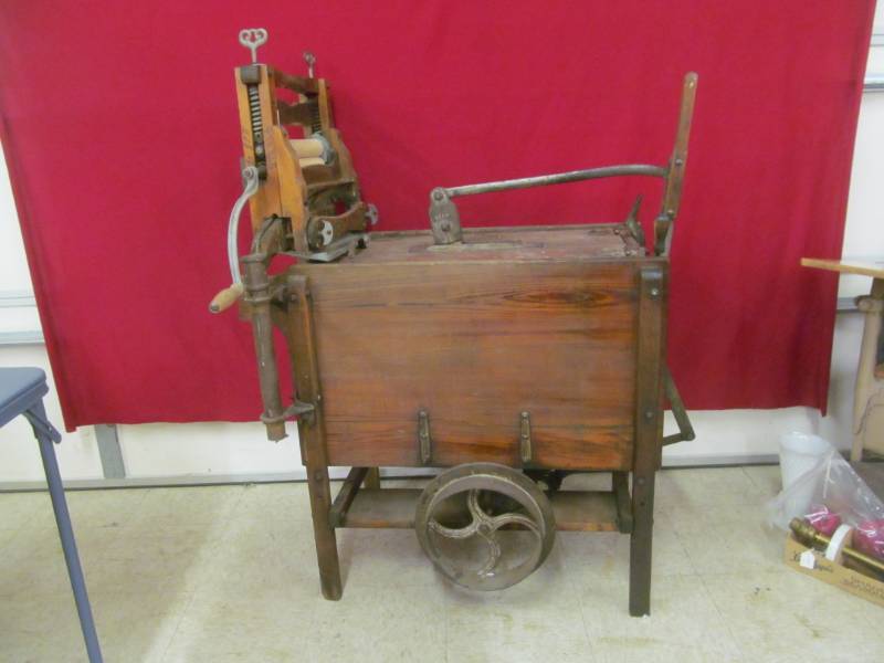 lot 76 image: Antique Anchor brand clothes washer Oscillator