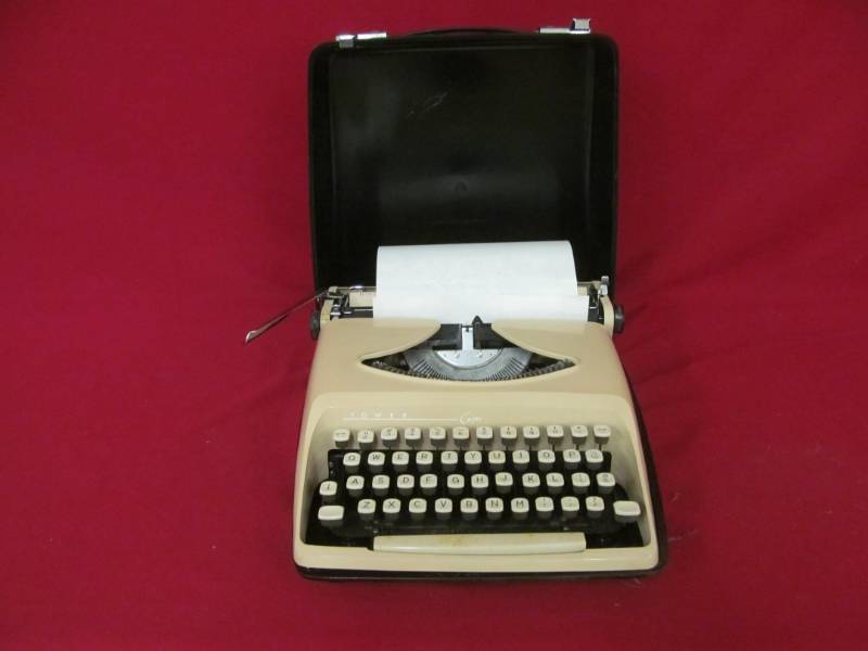 lot 84 image: vintage Tower Capri typewriter