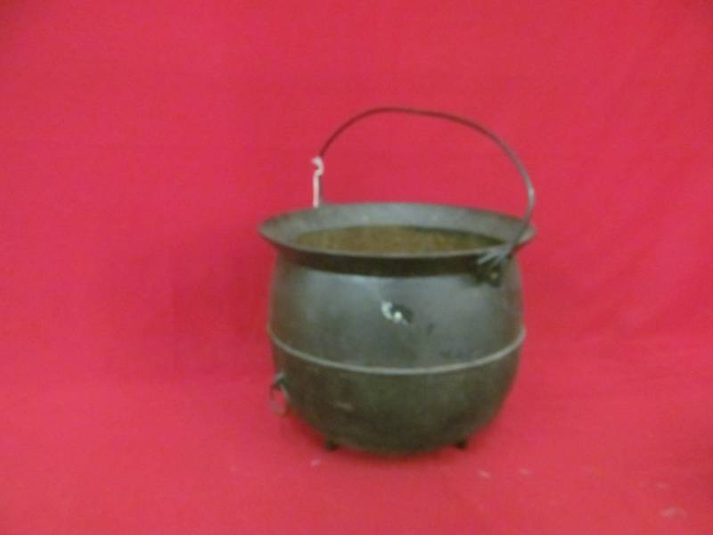 lot 93 image: Gypys kettle cast-iron cooking pot