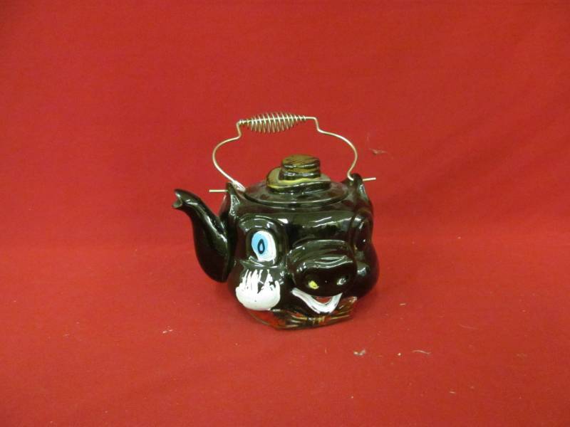 lot 105 image: Japanese pig tea pot
