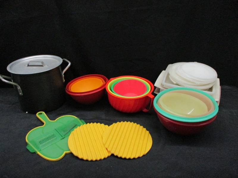 lot 104 image: Kettle with lid, cutting board and lots of tupperware
