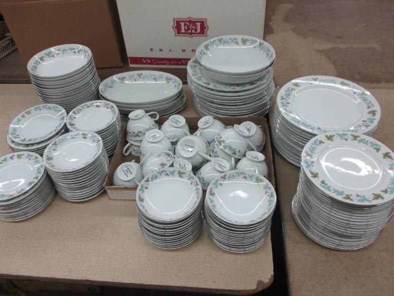 lot 136 image: 22 bowls, 24 luncheon plates, 24 Dessert plates, 27 coffee cups, 27 saucers, 5 large serving bowls, 22 dinner plates, 22 large bowls 29 small bowls