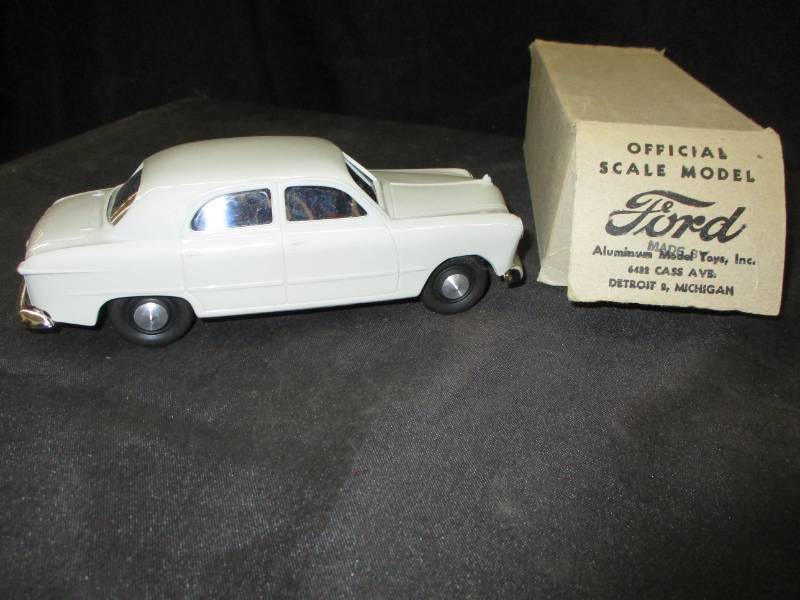 lot 163 image: Official Scale Model Ford Wind Up Toy