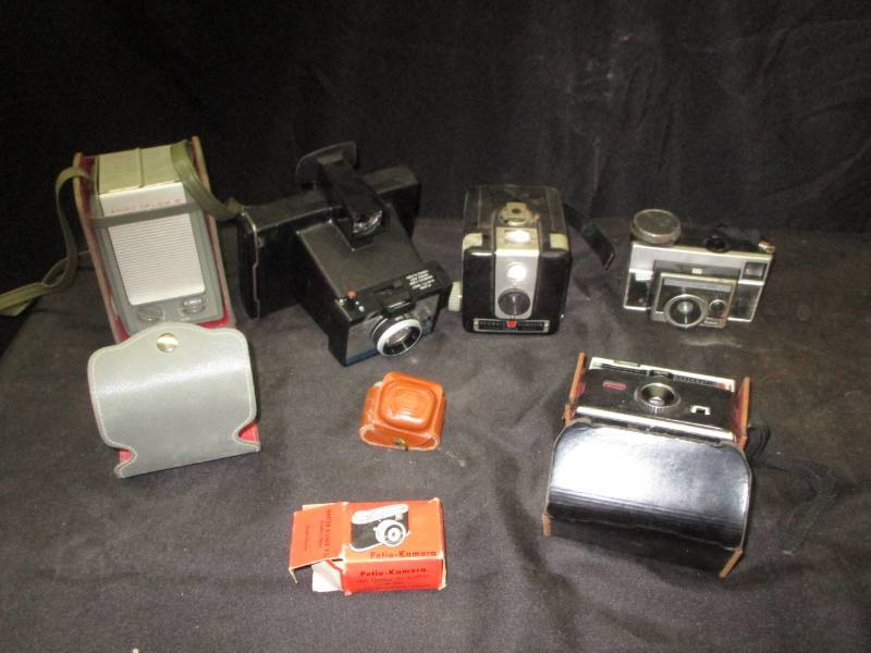 lot 176 image: Brownie Hawkeye Camers, little minmi Petie-Kamera looks like a spy camera andlots more