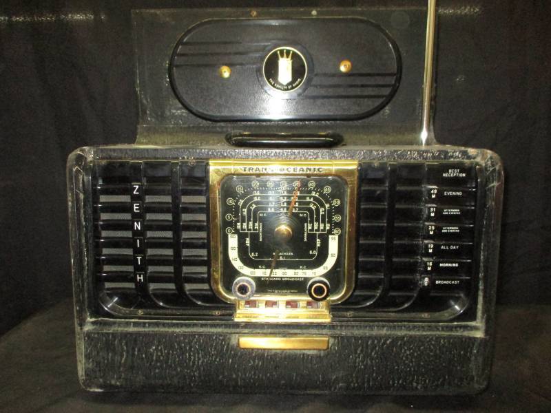 lot 184 image: Zenith Antique Radio in the case