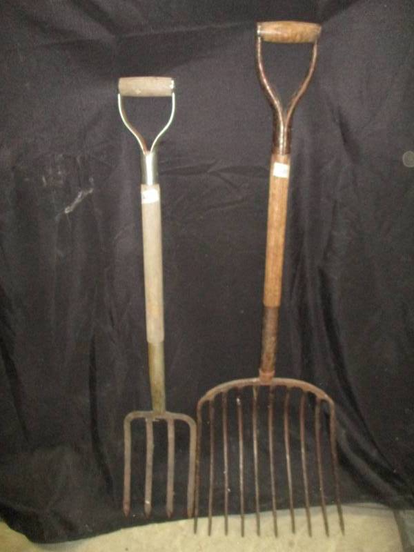 lot 194 image: Potato Fork and Silage Fork