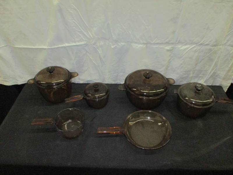 lot 29 image: Visionware pans with covers