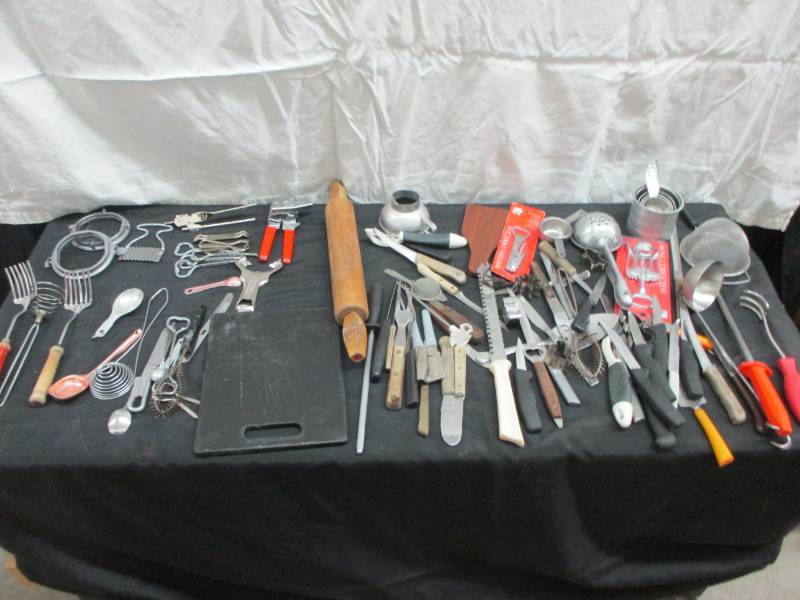 lot 30 image: Various Silverware