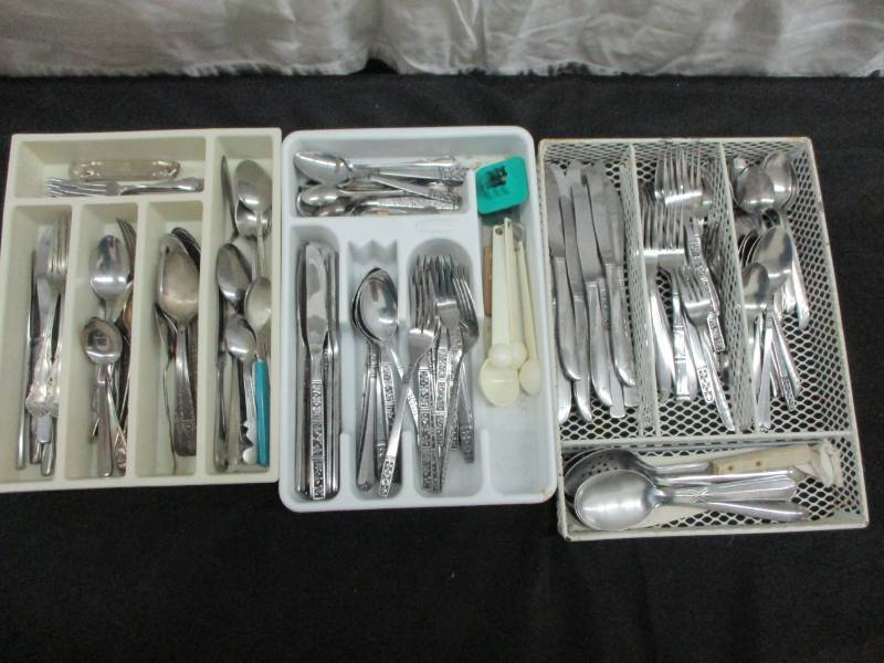 lot 31 image: Various SIlverware