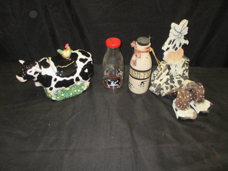 lot 43 image: Cow Items, Cookie Jar, milk jars