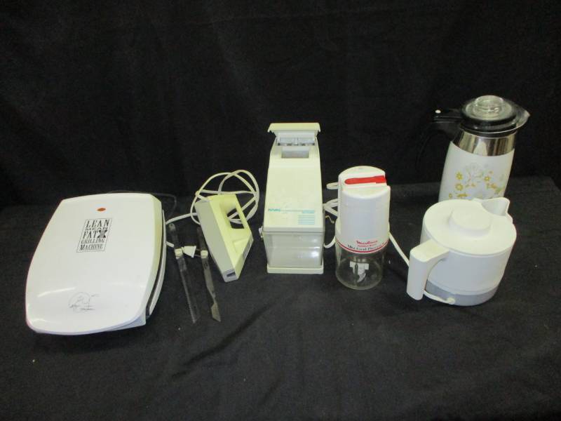 lot 46 image: Coffee Pot, Ice crusher, mini food procesor, electirc knife