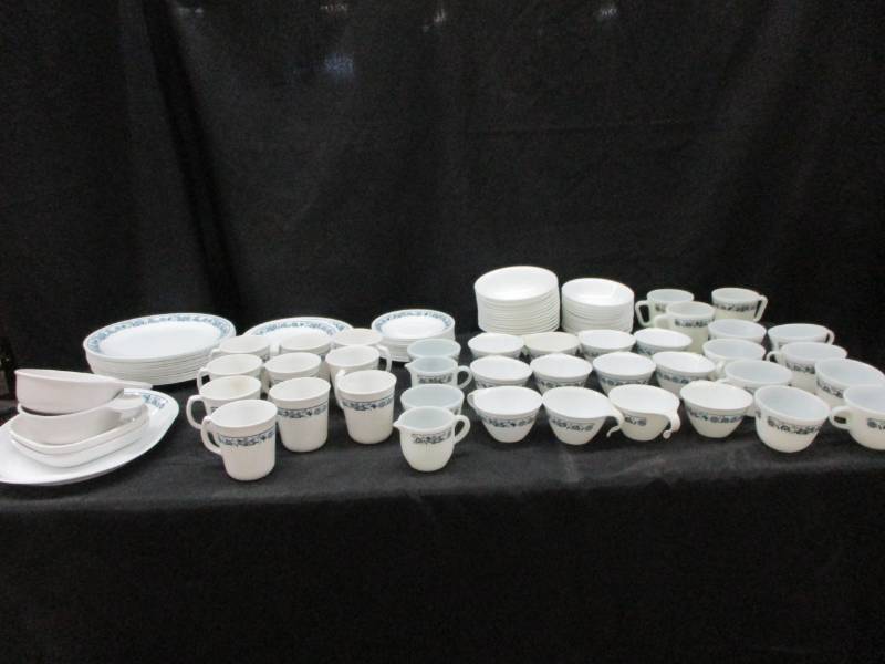 lot 78 image: Corelle Set