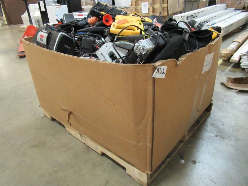 lot 15 image: WHOLESALE PALLET OF RETURNS - HAND AND POWER TOOLS