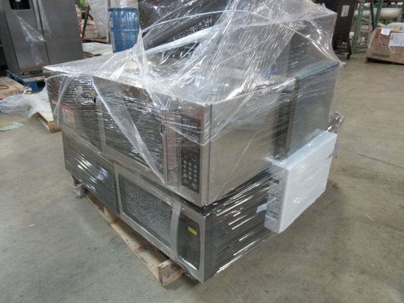 lot 54 image: Wholesale Pallet of Returns - Countertop Microwaves