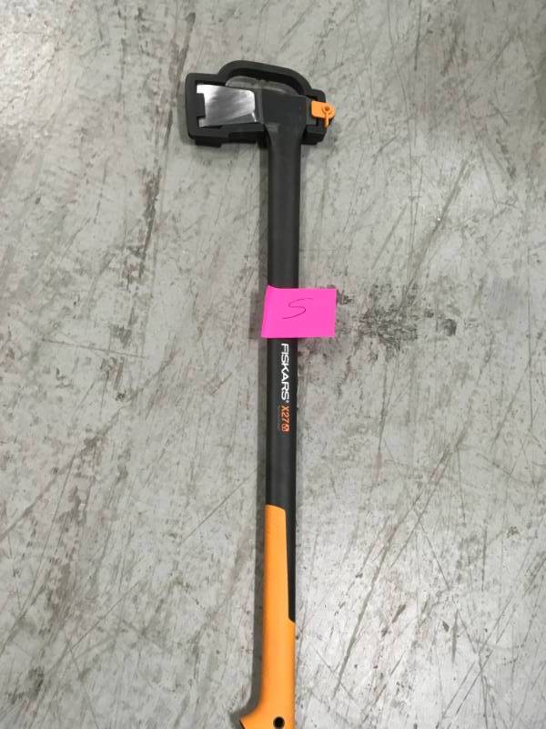 lot 5 image: Fiskars X27 6.3 lbs. 36 in. Super Splitting Axe in good condition