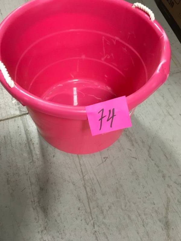 lot 74 image: HOMZ 18 Gal. Rope Handle Tub in Pink not used