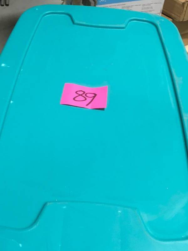 lot 89 image: HDX 30 Gal. Storage Tote QTY 9 THIS LOT HAS 3 COVERS BROKEN