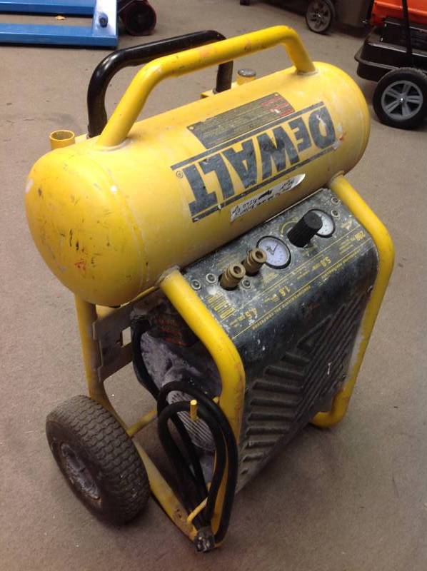 lot 105 image: DEWALT 4.5 Gal. Portable Electric Air Compressor USED IN WORKING CONDITIONS