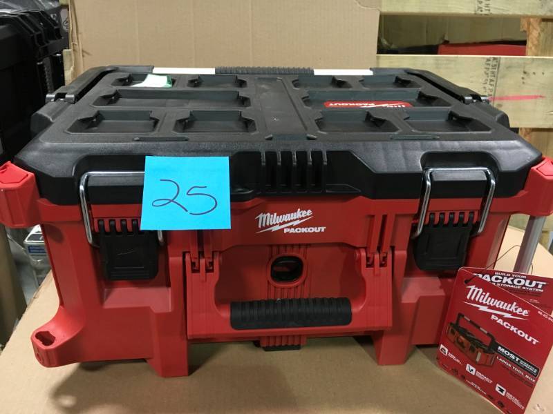 lot 25 image: Milwaukee PACKOUT 22 in. Large Tool Box not used