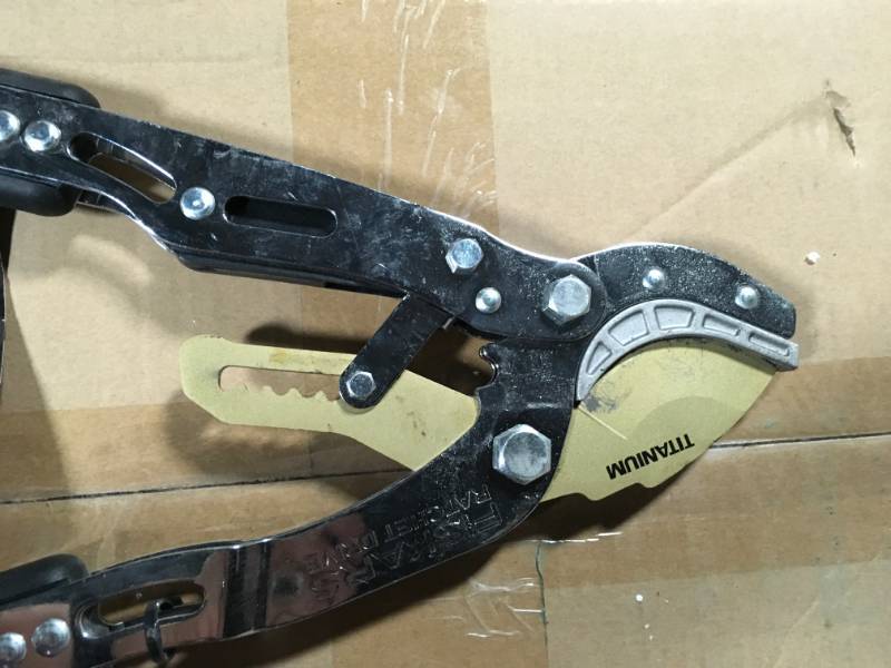 lot 13 image: Fiskars 24 in. Titanium Anvil Ratchet Lopper in good condition