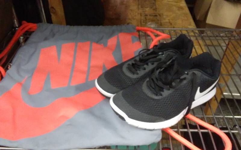 Ladies Nike Sneakers-Like New Size 8 & Back Sack