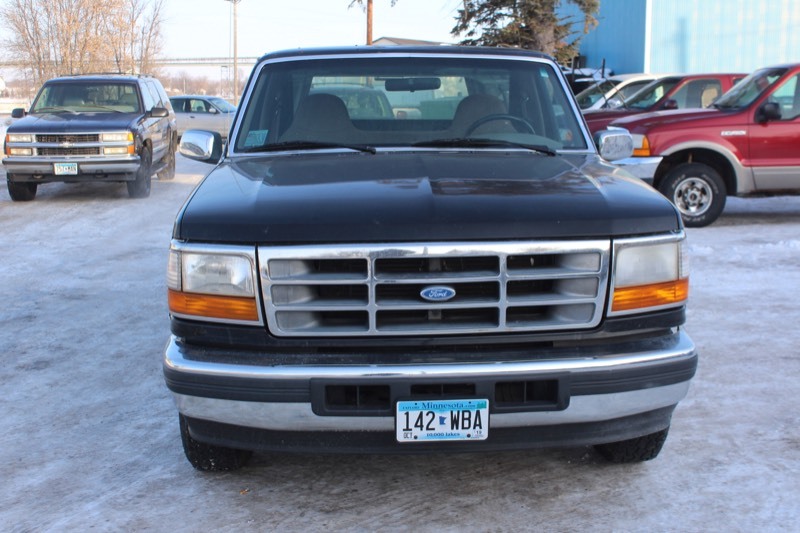 lot 3352 image: 1995 Ford F150 - 5 Speed - 2 Owner -