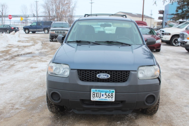 lot 3351 image: 2005 Ford Escape XLS 4x4