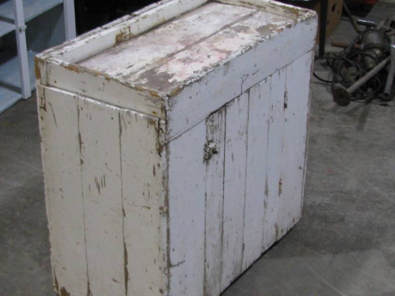 lot 4 image: Antique Dry Sink