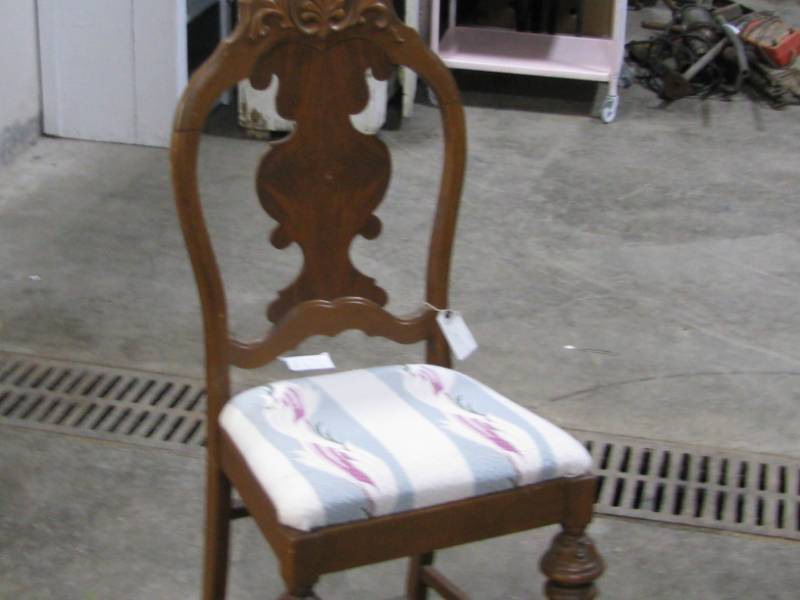 lot 7 image: Antique Chair