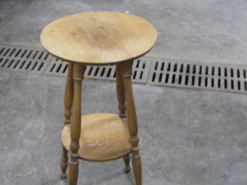 lot 11 image: Vintage Lamp Table