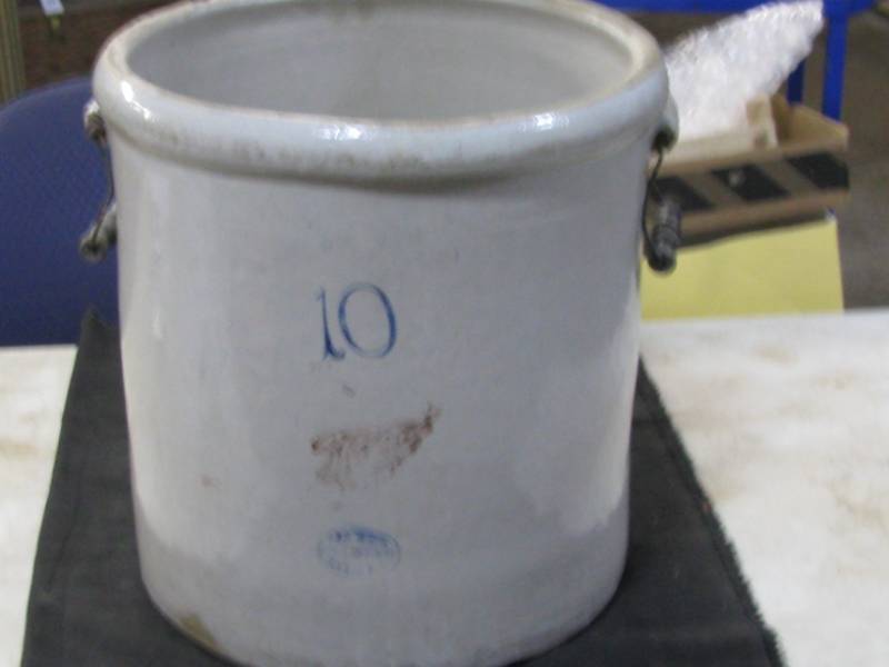 lot 43 image: Red Wing 10gl Crock