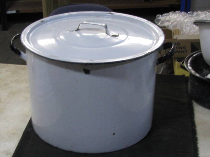 lot 48 image: Enamelware Kettle wLid