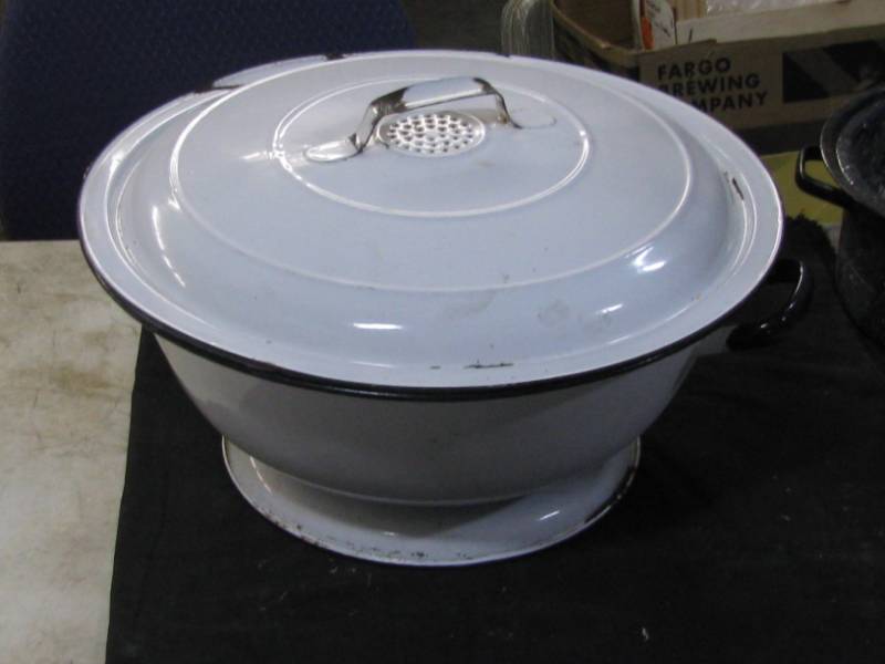 lot 49 image: Enamelware Bread Rising Pan