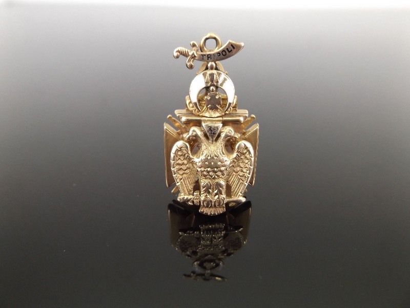 lot 1 image: Large 22.7g 10k Yellow Gold Masonic Knights Templar Pendant