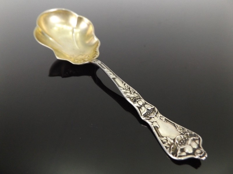 lot 4 image: Antique .925 Sterling Silver Victorian 8 Serving Ladle