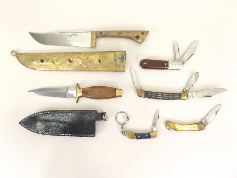 lot 14 image: Lot of Vintage Pocket and Fixed Blade Knives