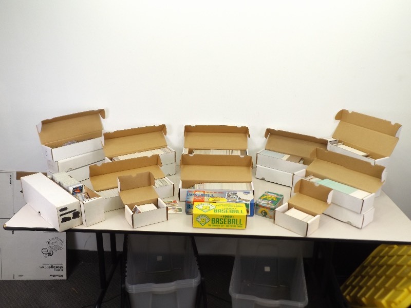 lot 35 image: MASSIVE Lot of Vintage Baseball Cards