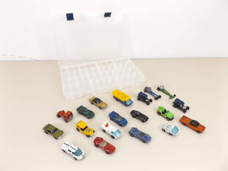 lot 40 image: Lot of 19 Vintage Hot Wheels Redlines in Case