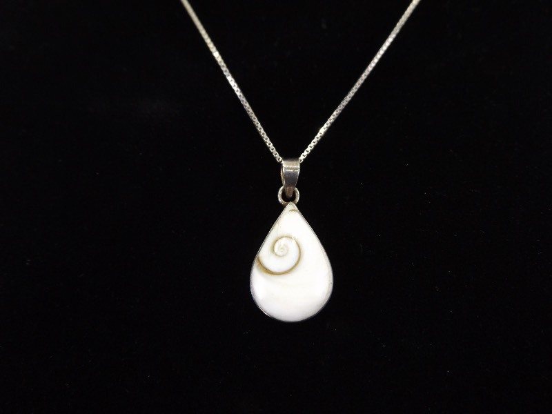 lot 55 image: .925 Sterling Silver White Shell Fossil Pendant Necklace