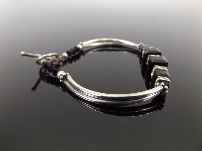 lot 76 image: .925 Sterling Silver 7.75 Onyx and Crystal Bracelet